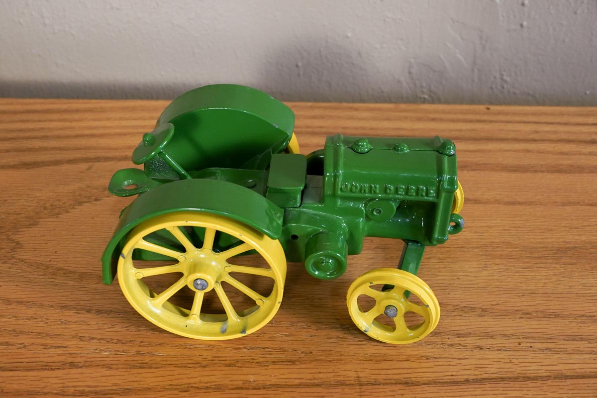 Ertl John Deere Cast Iron 1923 Model "D" Toy Tractor Green & Yellow